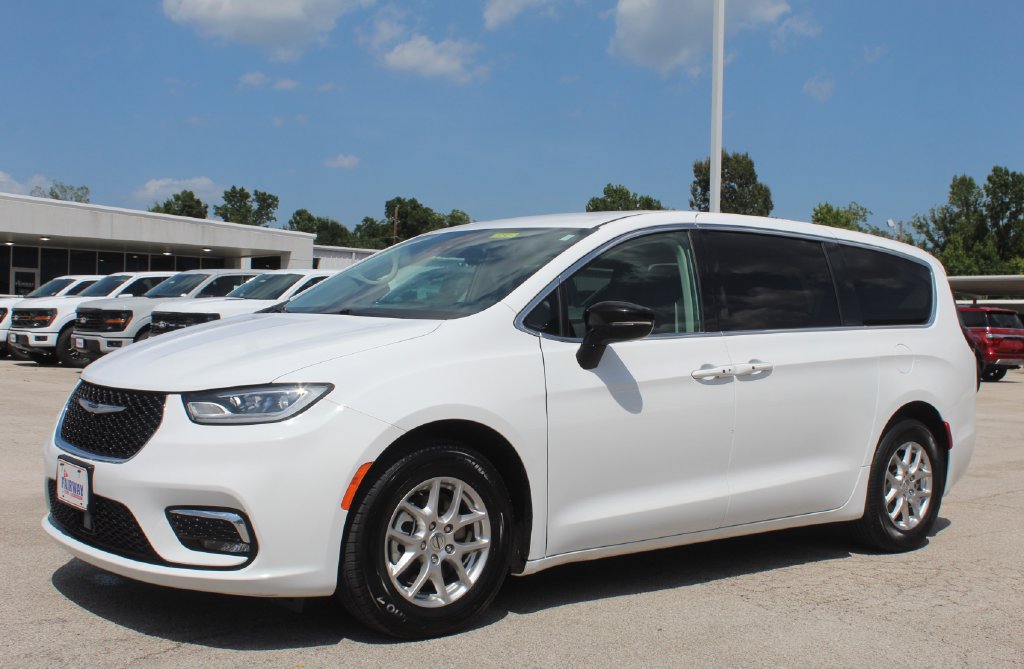 Used 2024 Chrysler Pacifica Touring-L FWD image 4
