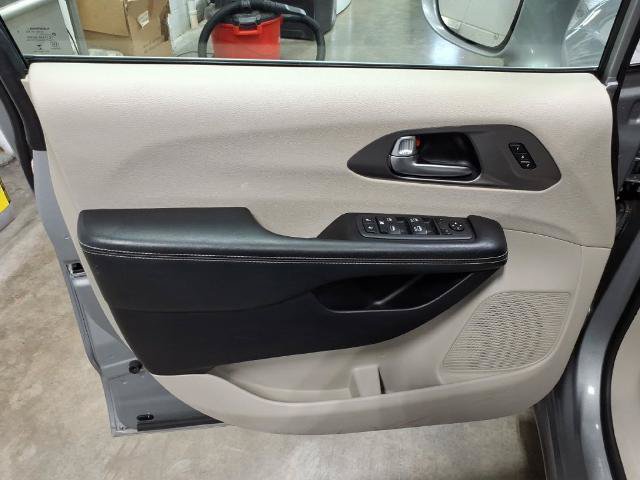 Used 2021 Chrysler Pacifica Touring-L FWD image 22