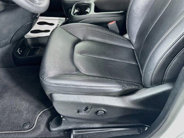 Used 2025 Chrysler Pacifica Select FWD image 25