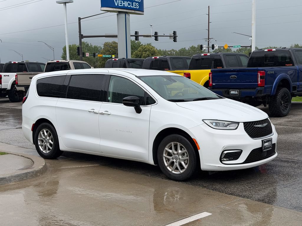 Used 2024 Chrysler Pacifica Touring-L FWD image 7