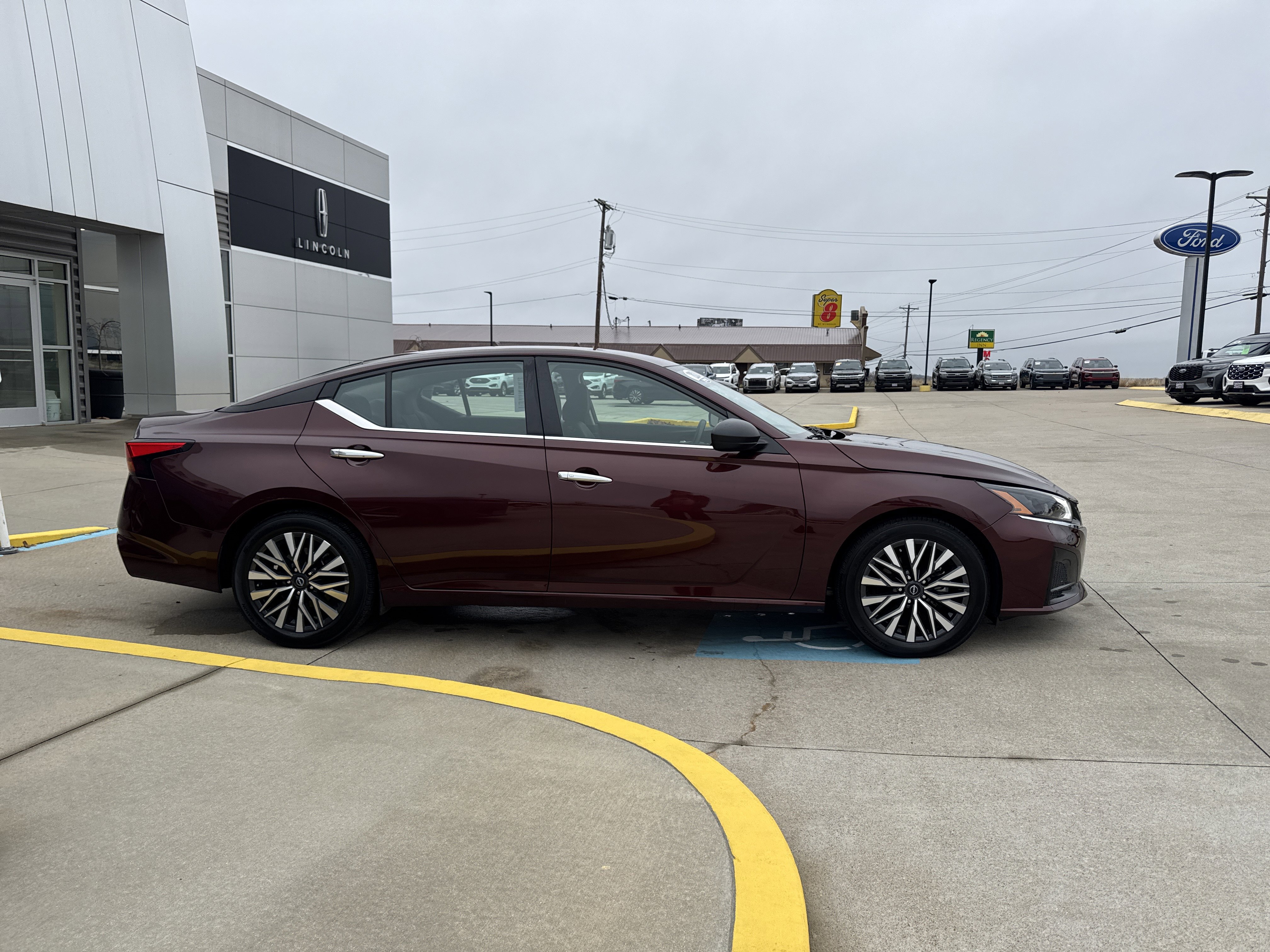 Used 2024 Nissan Altima 2.5 SV image 3