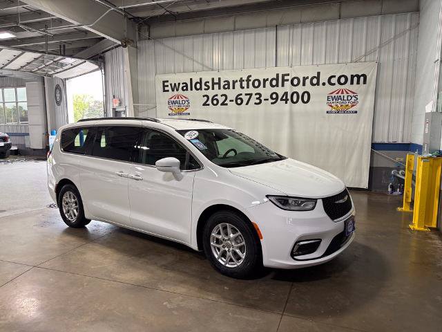 Used 2022 Chrysler Pacifica Touring-L FWD image 2