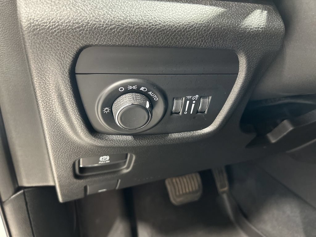 Used 2023 Jeep Grand Cherokee Altitude AWD/4WD image 14