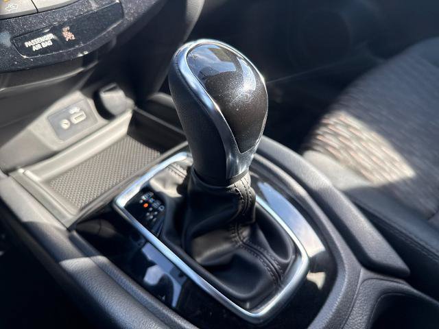 Used 2018 Nissan Rogue SV AWD/4WD image 18