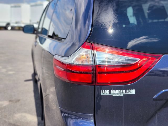 Used 2020 Toyota Sienna LE w/ LE Preferred Package FWD image 9