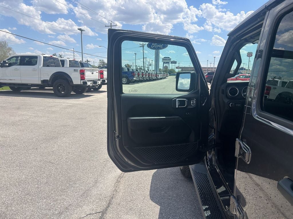 Used 2018 Jeep Wrangler Unlimited Sahara AWD/4WD image 13