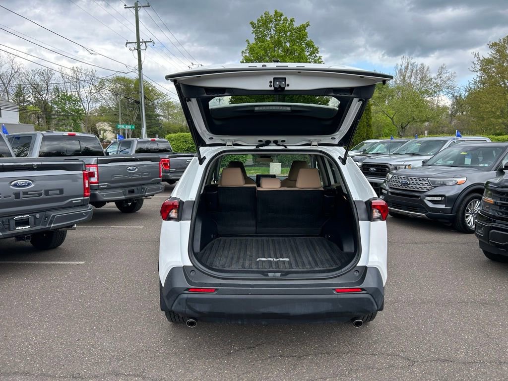 Used 2021 Toyota RAV4 LE AWD/4WD image 9
