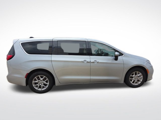 Used 2023 Chrysler Pacifica Touring-L FWD image 10