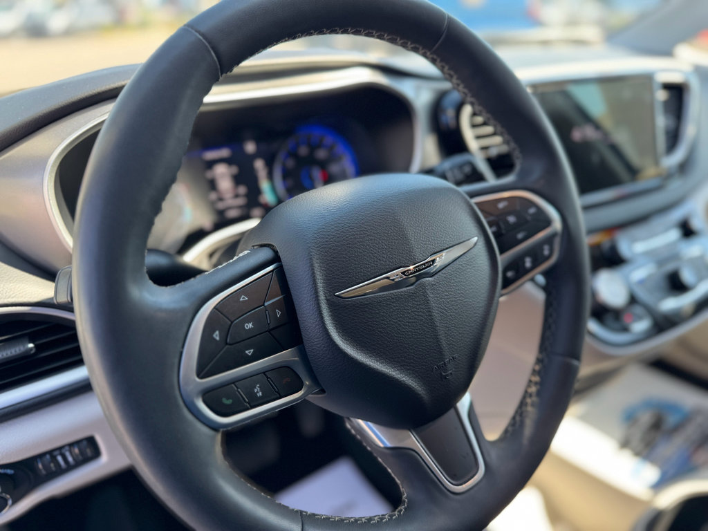 Used 2023 Chrysler Pacifica Touring-L FWD image 27