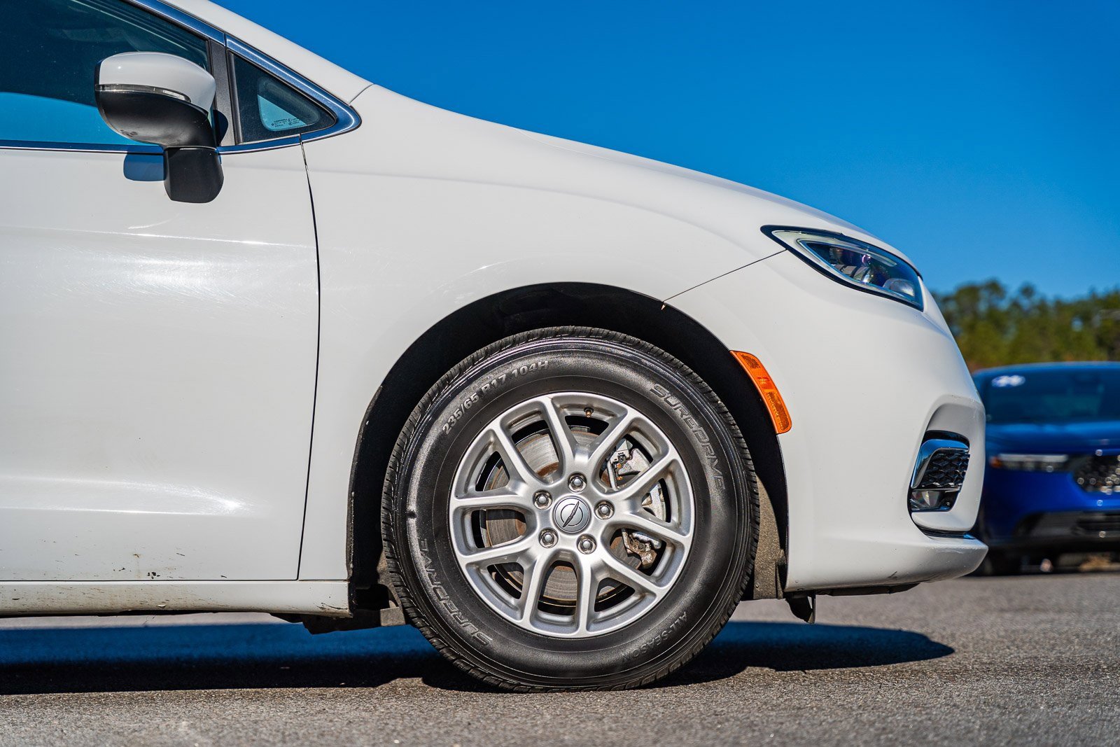 Used 2023 Chrysler Pacifica Touring-L image 9