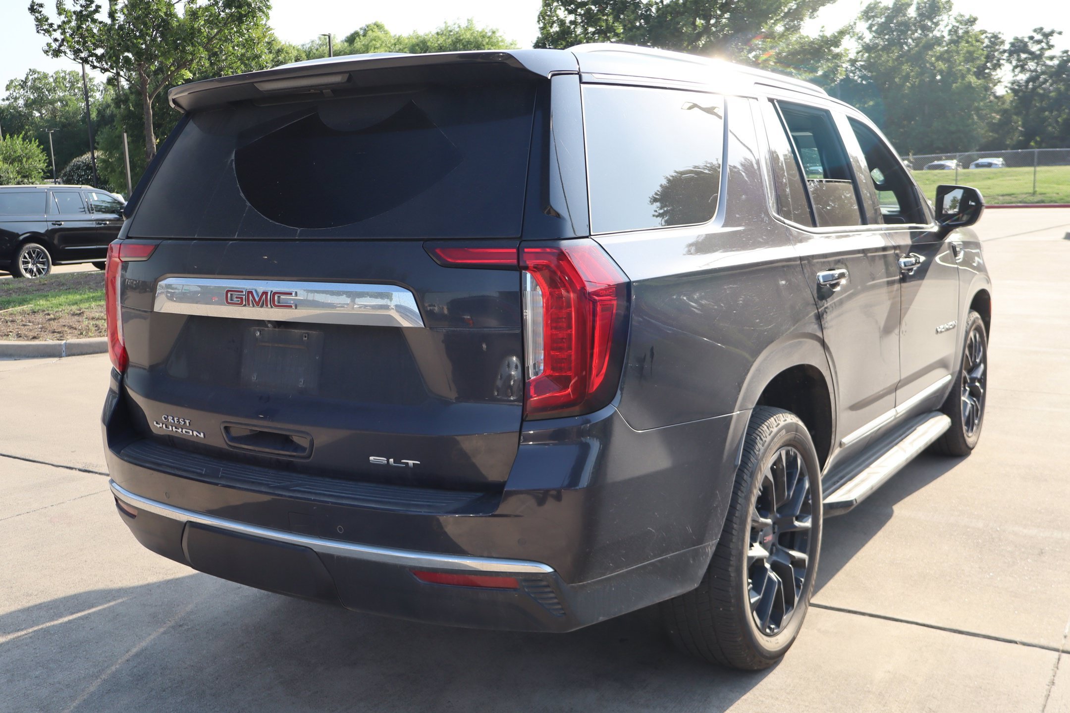 Used 2023 GMC Yukon SLT AWD/4WD image 3