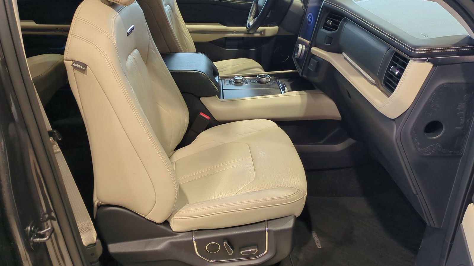 Certified 2023 Ford Expedition Platinum image 24