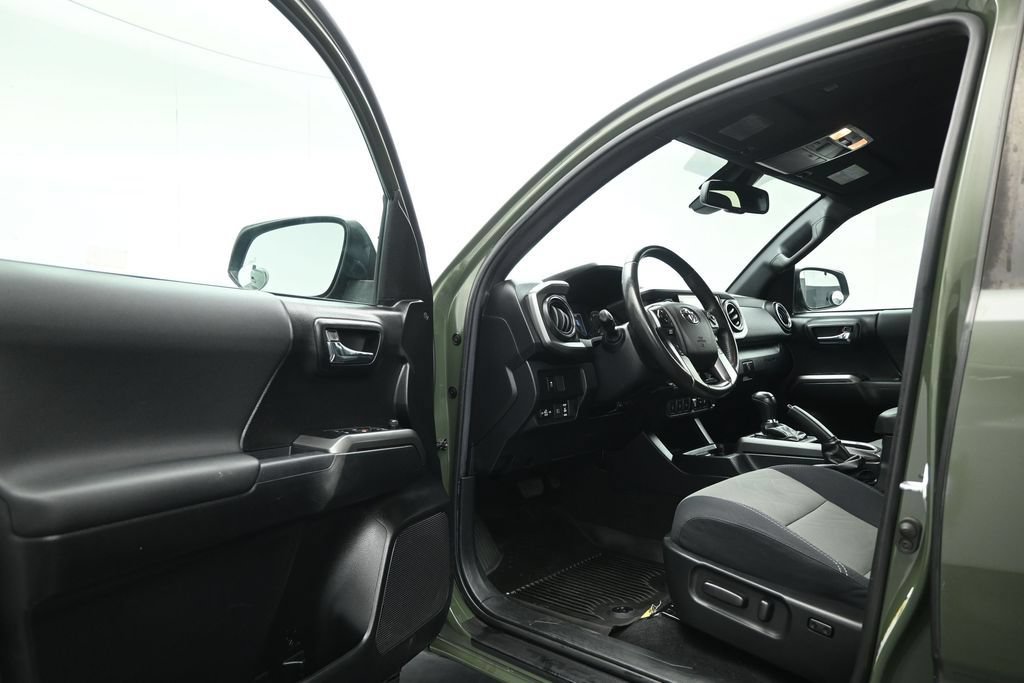 Used 2022 Toyota Tacoma TRD Off-Road w/ Technology Package RWD image 9
