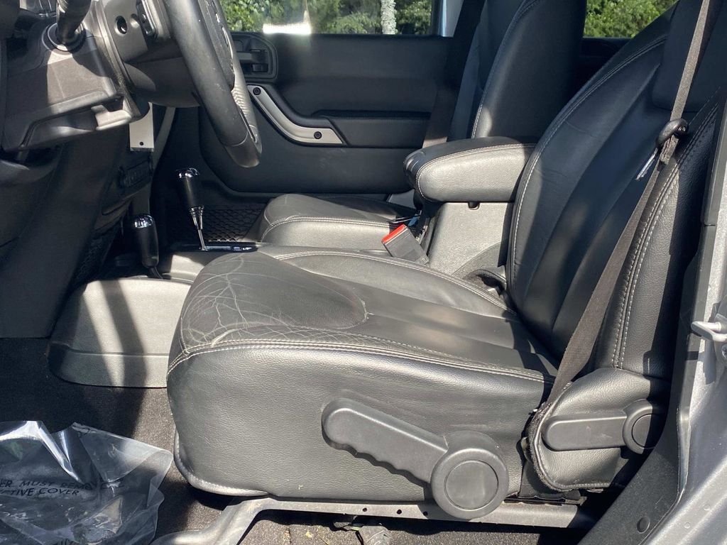 Used 2018 Jeep Wrangler Unlimited Sahara AWD/4WD image 17