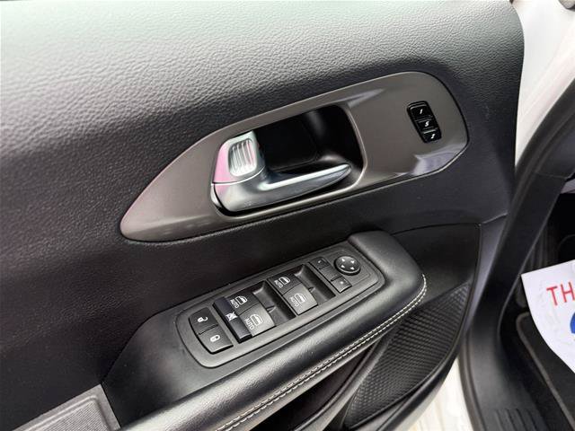 Used 2025 Chrysler Pacifica Select FWD image 11