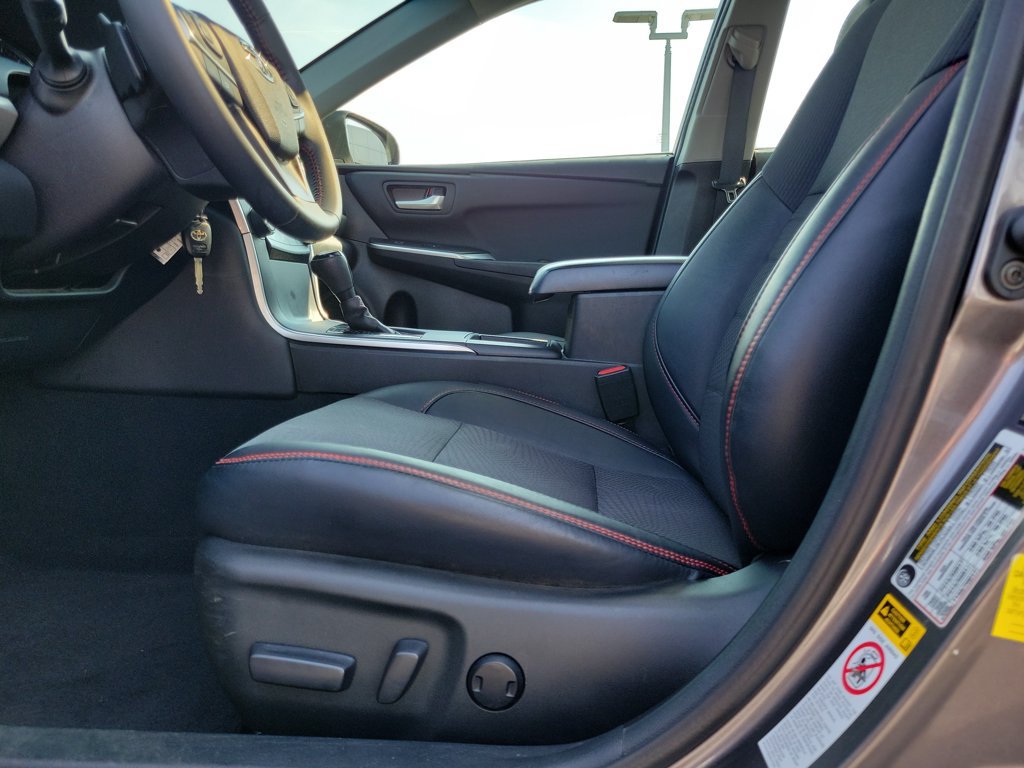 Used 2017 Toyota Camry SE w/ Moonroof Package FWD image 19