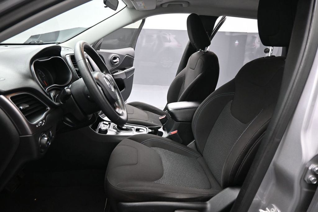 Used 2019 Jeep Cherokee Latitude w/ Popular Appearance Group AWD/4WD image 10