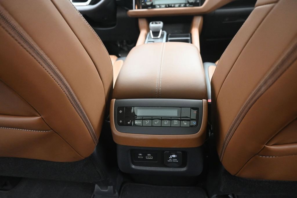 Used 2024 Nissan Pathfinder Platinum FWD image 10