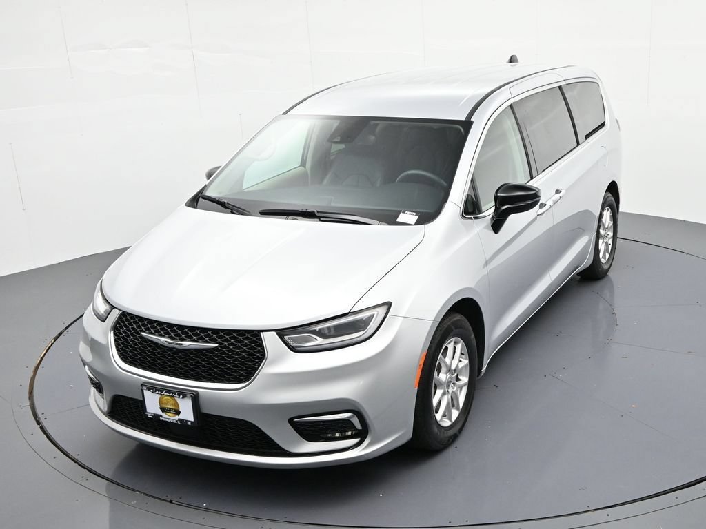 Used 2024 Chrysler Pacifica Touring-L FWD image 18