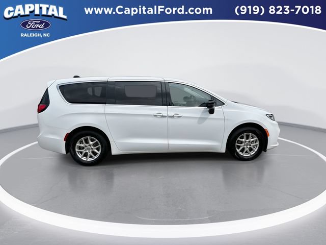 Used 2024 Chrysler Pacifica Touring-L FWD image 9