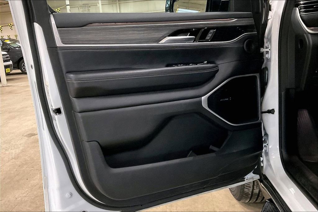 Used 2024 Jeep Wagoneer Series II w/ Flexible Seating Group image 21