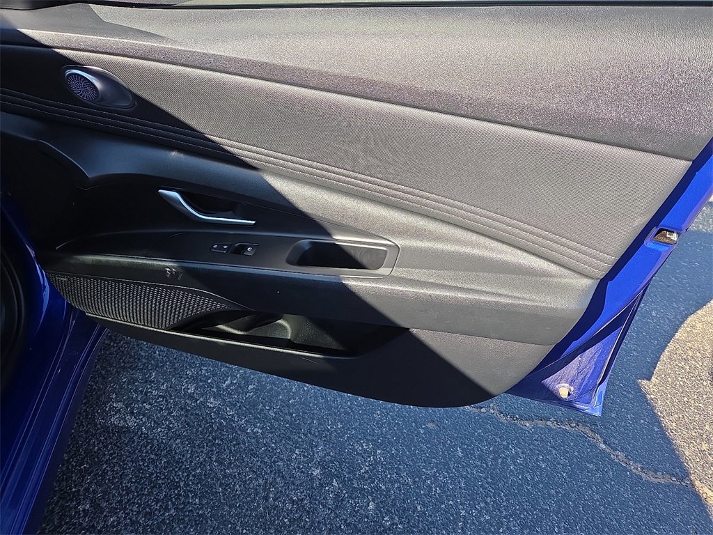 Used 2023 Hyundai Elantra Limited image 14