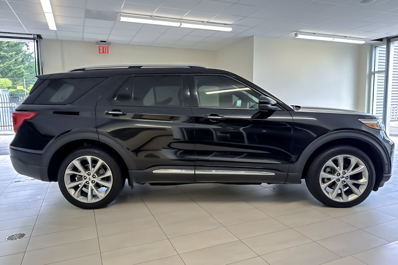 Certified 2021 Ford Explorer Platinum w/ Equipment Group 601A AWD/4WD image 3
