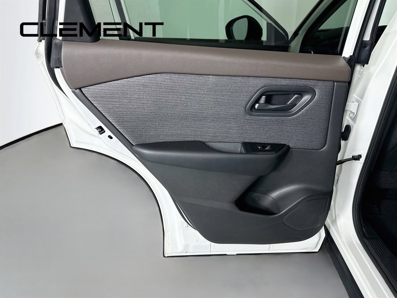 Used 2023 Nissan Rogue S AWD/4WD image 29