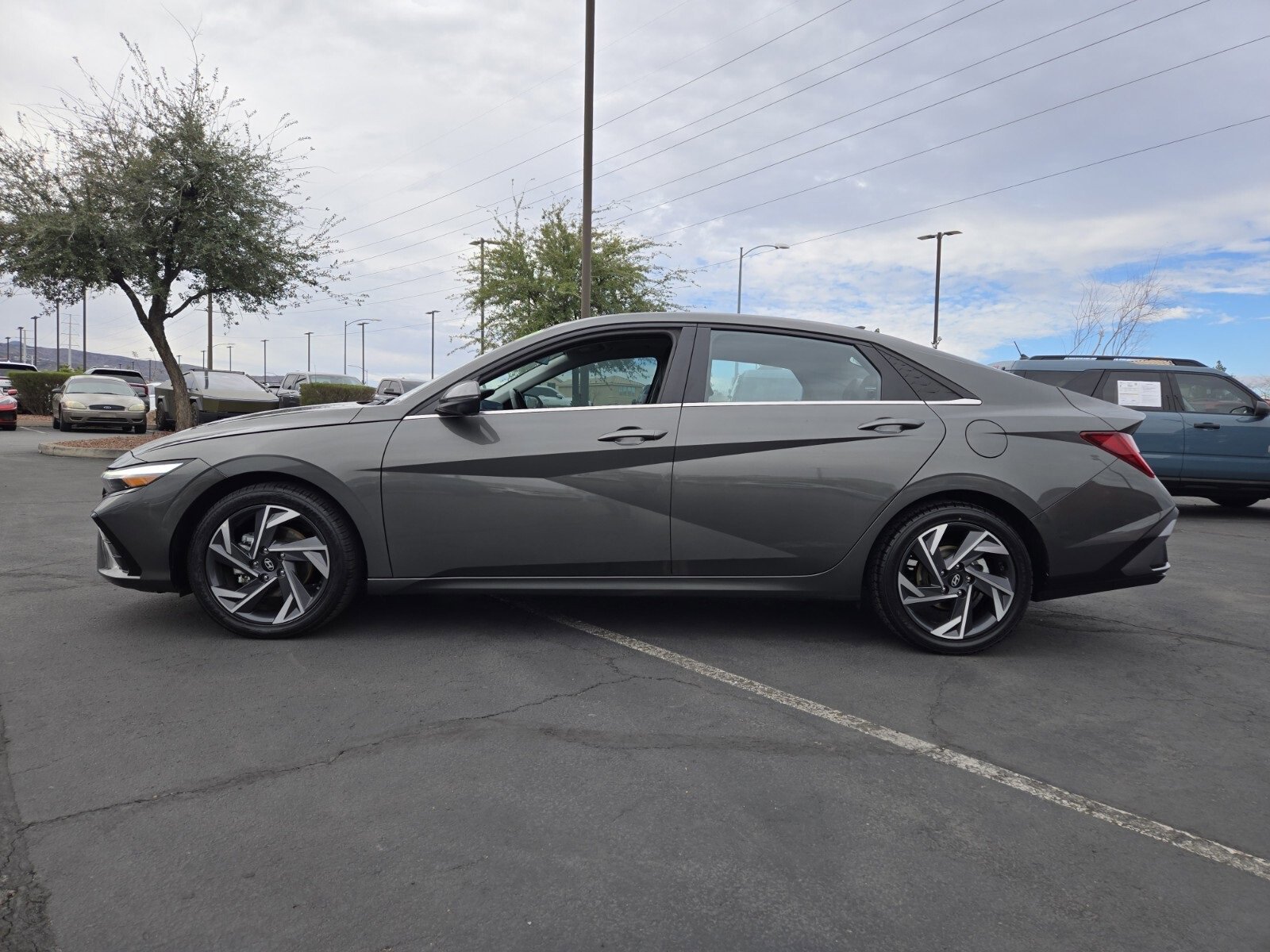 Used 2024 Hyundai Elantra Limited image 2