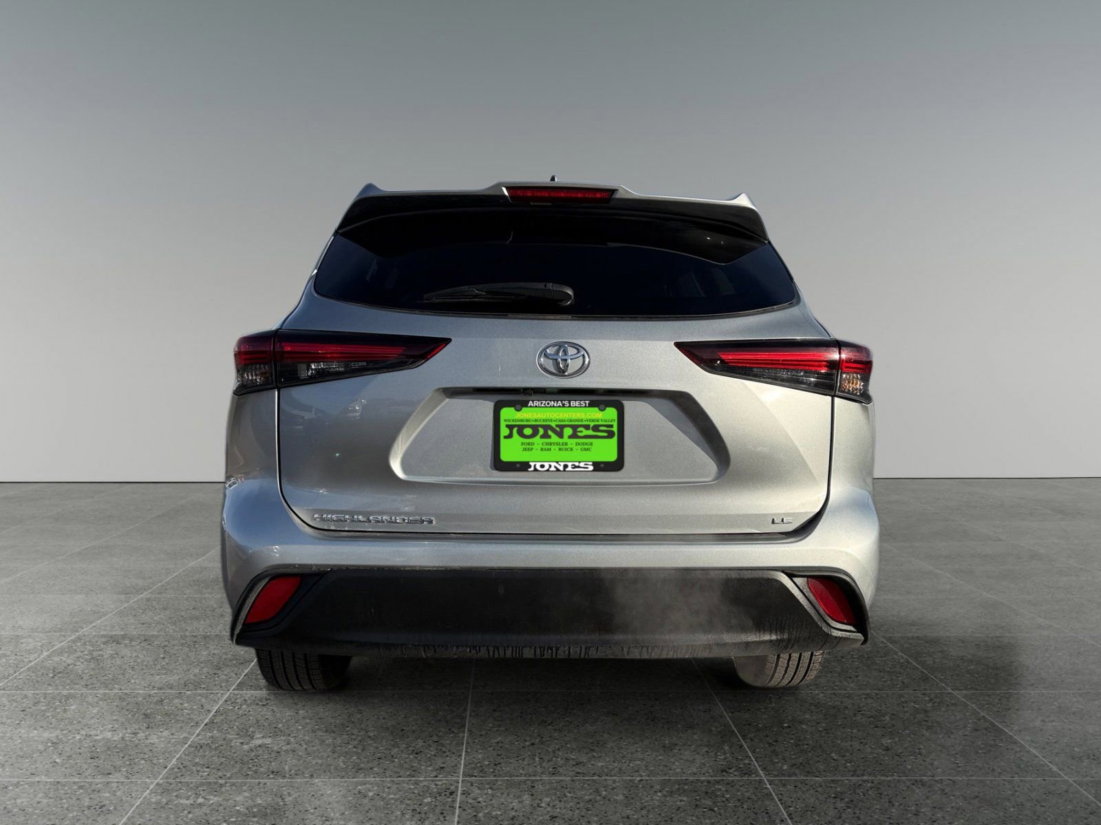 Used 2024 Toyota Highlander LE image 3