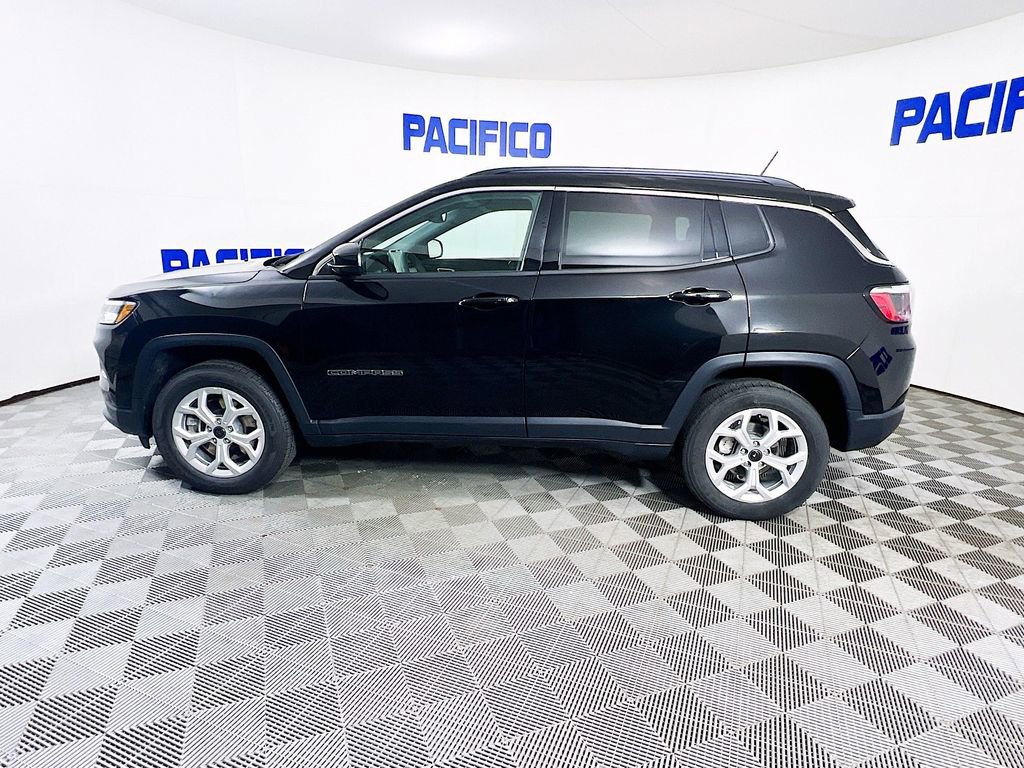 Used 2025 Jeep Compass Latitude w/ Sun & Sound Group AWD/4WD image 5