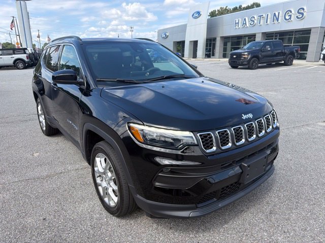 Used 2024 Jeep Compass Latitude w/ Sun and Sound Group AWD/4WD image 1