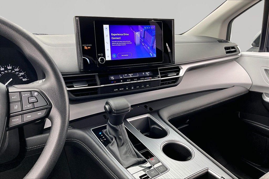 Used 2025 Toyota Sienna LE FWD image 6