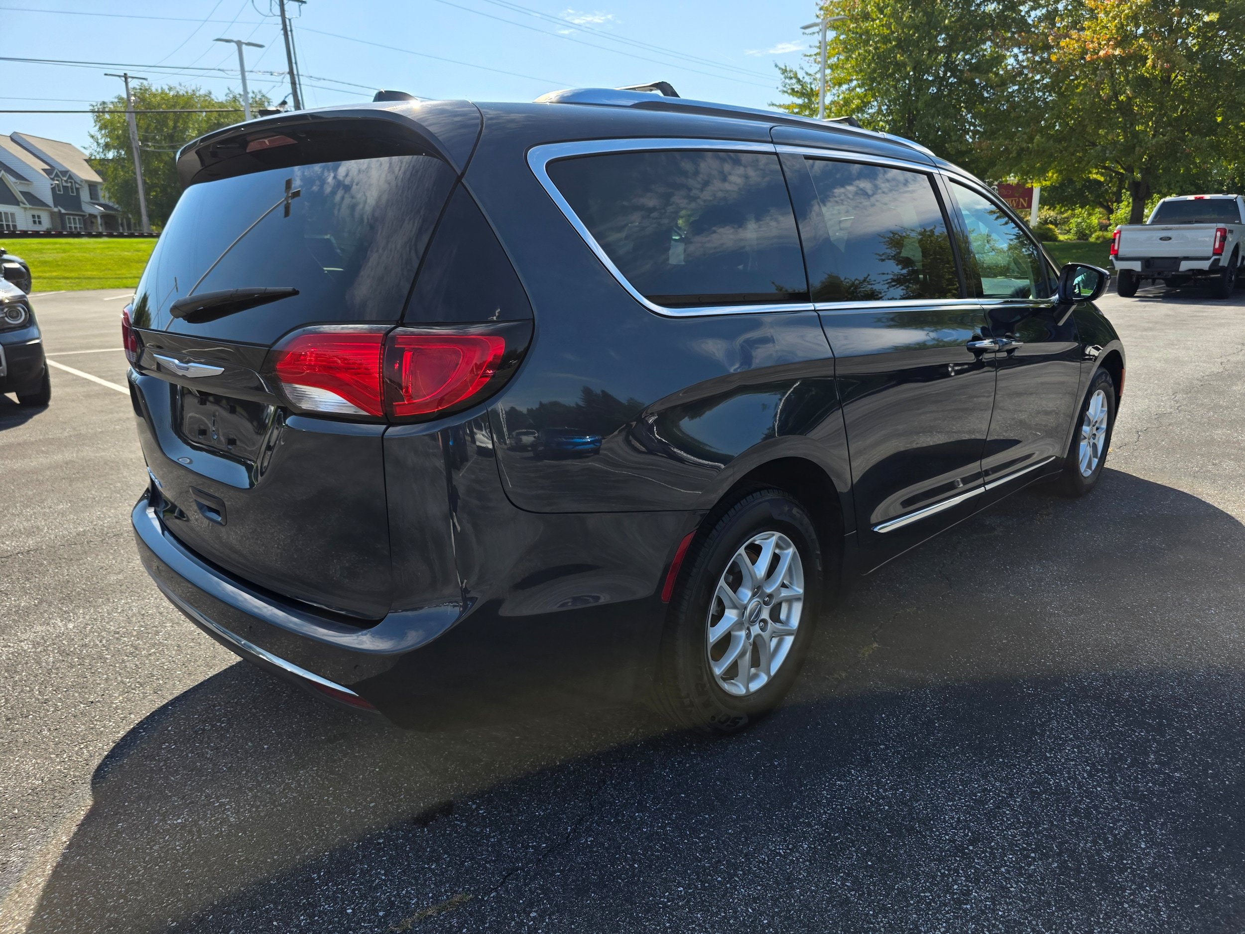 Used 2020 Chrysler Pacifica Touring-L FWD image 5