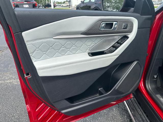 Certified 2025 Ford Explorer Platinum w/ Ultimate Package AWD/4WD image 30