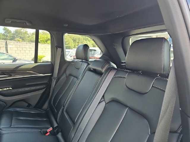 Used 2025 Jeep Grand Cherokee Limited AWD/4WD image 16