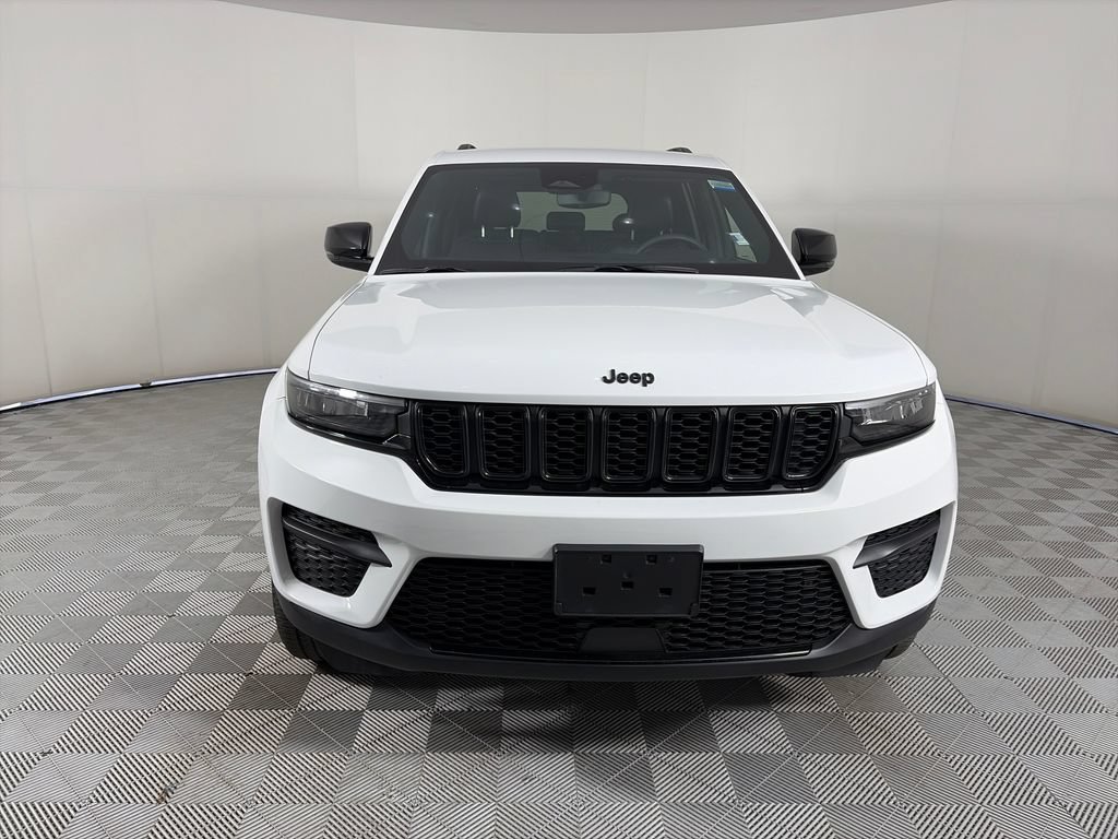 Used 2023 Jeep Grand Cherokee Altitude AWD/4WD image 2