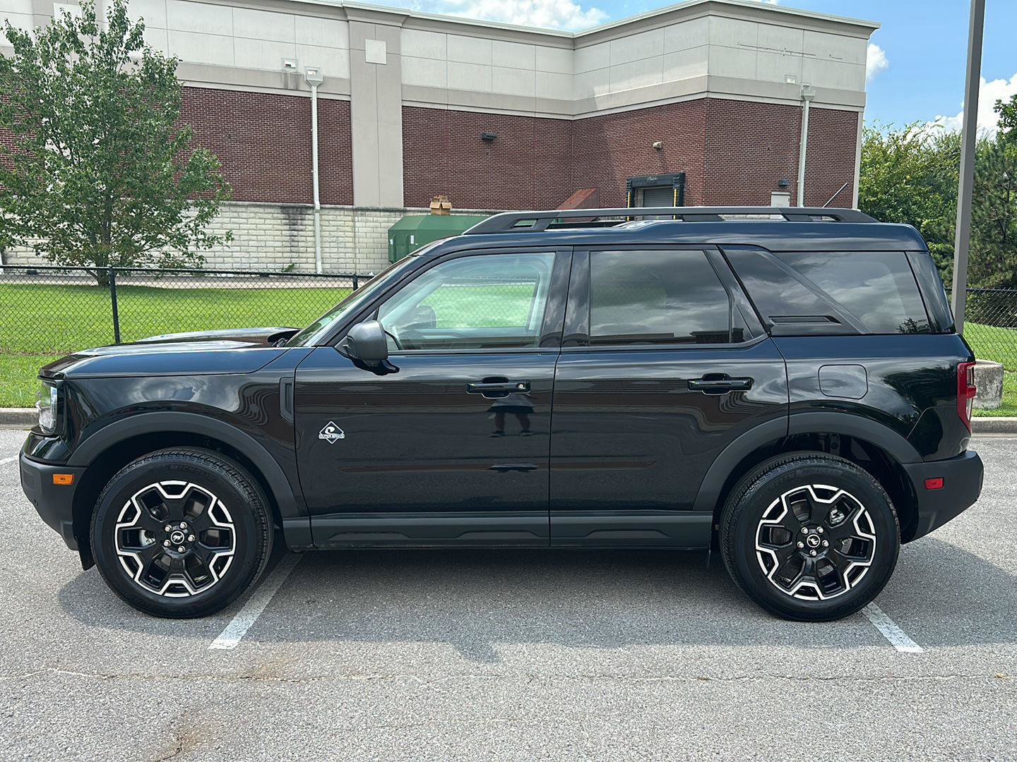 Certified 2025 Ford Bronco Sport Outer Banks w/ Outer Banks Tech Package+ AWD/4WD image 2