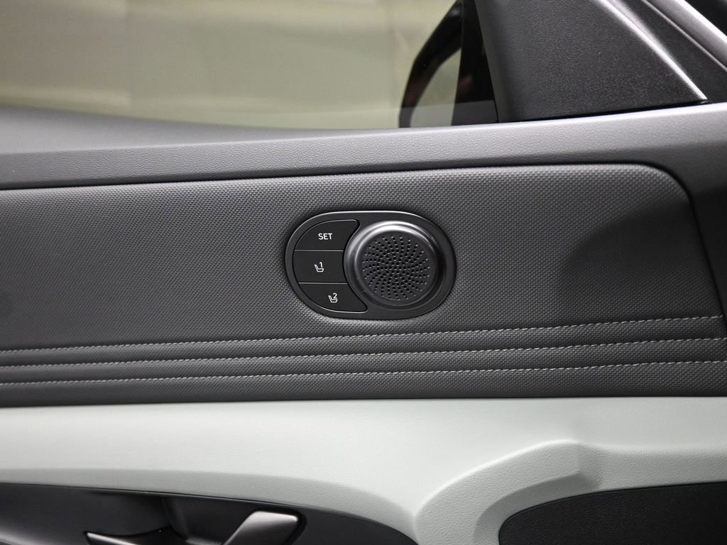 Used 2024 Hyundai Elantra Limited image 39