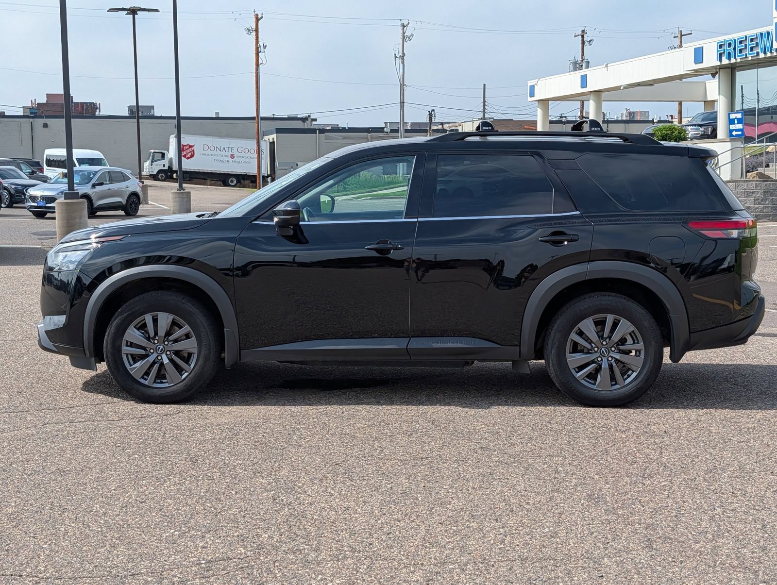 Used 2023 Nissan Pathfinder SV w/ Black Appearance Package AWD/4WD image 2