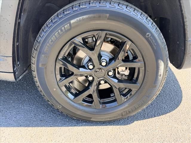 Used 2024 Jeep Grand Cherokee Altitude RWD image 14