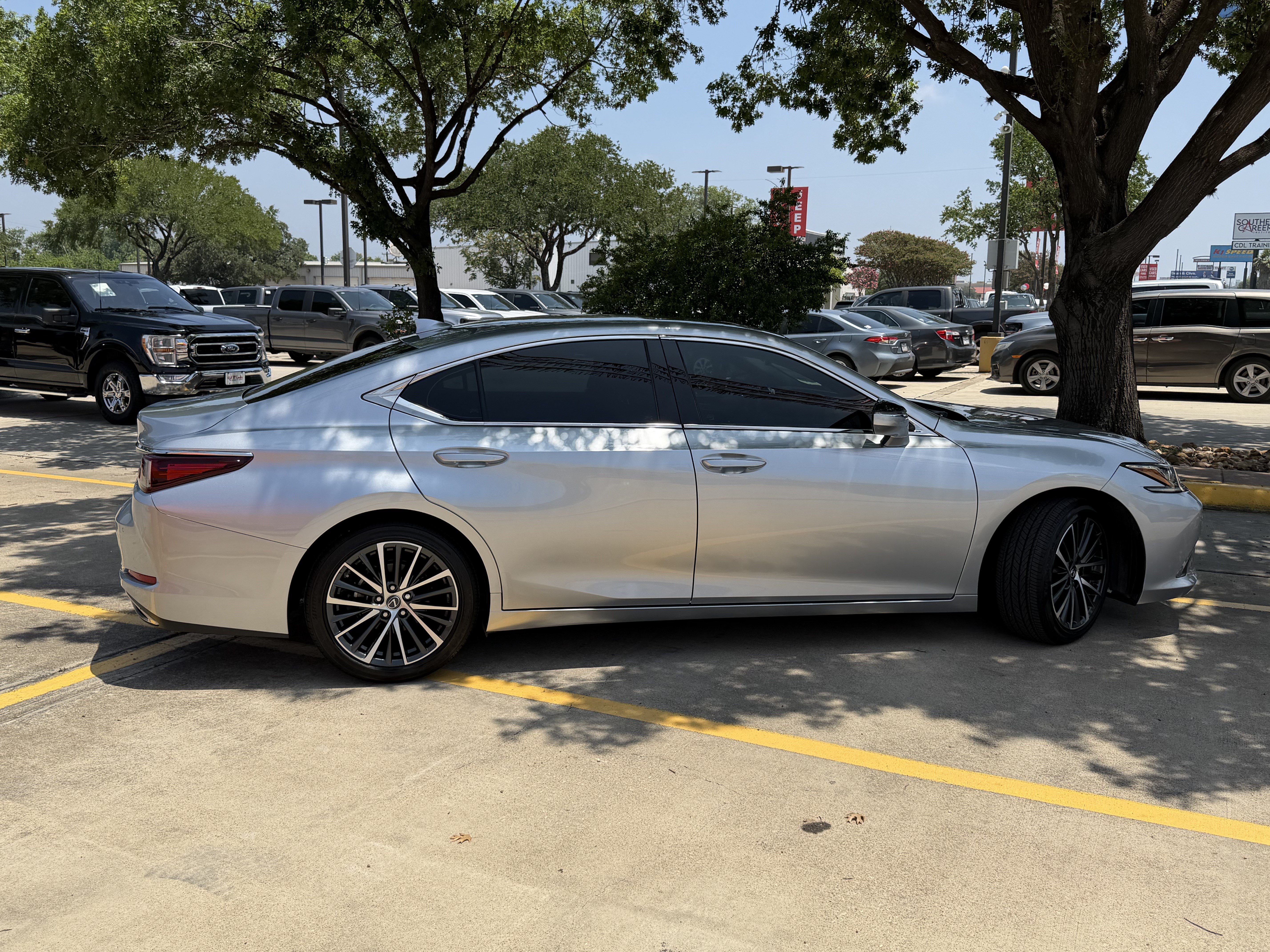 Used 2023 Lexus ES 350 w/ Premium Package FWD image 4