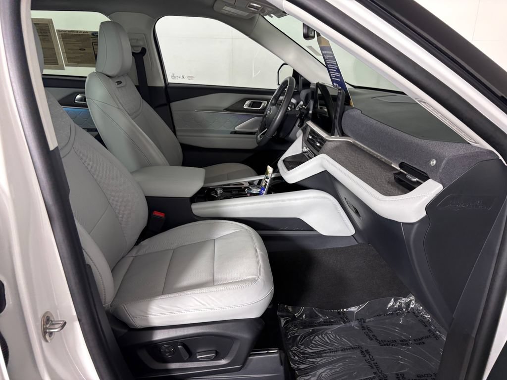 Certified 2025 Ford Explorer Platinum w/ Ultimate Package AWD/4WD image 40
