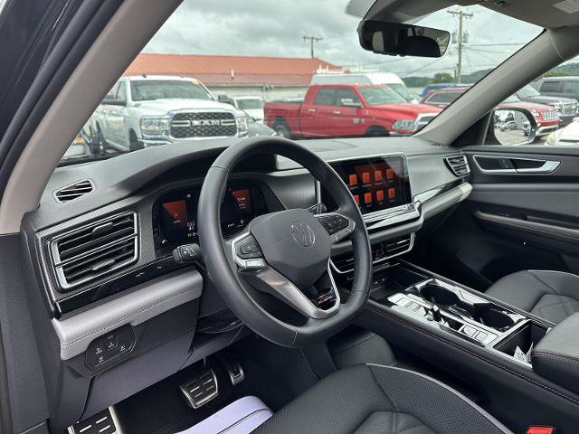 Used 2024 Volkswagen Atlas Peak Edition SE AWD/4WD image 23