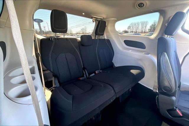 Used 2022 Chrysler Voyager LX image 30