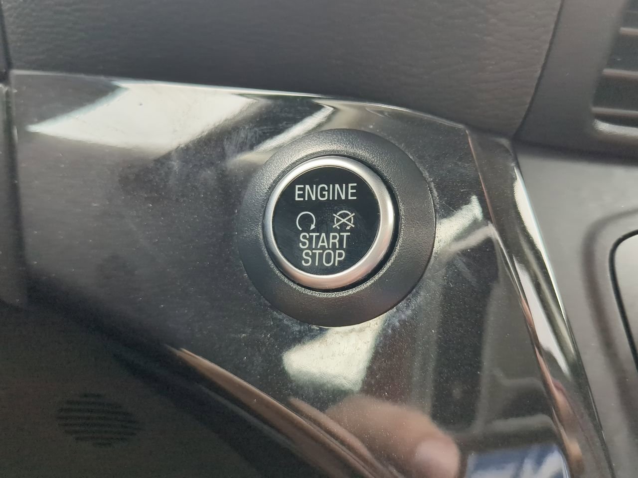 Certified 2017 Ford Escape Titanium FWD image 27