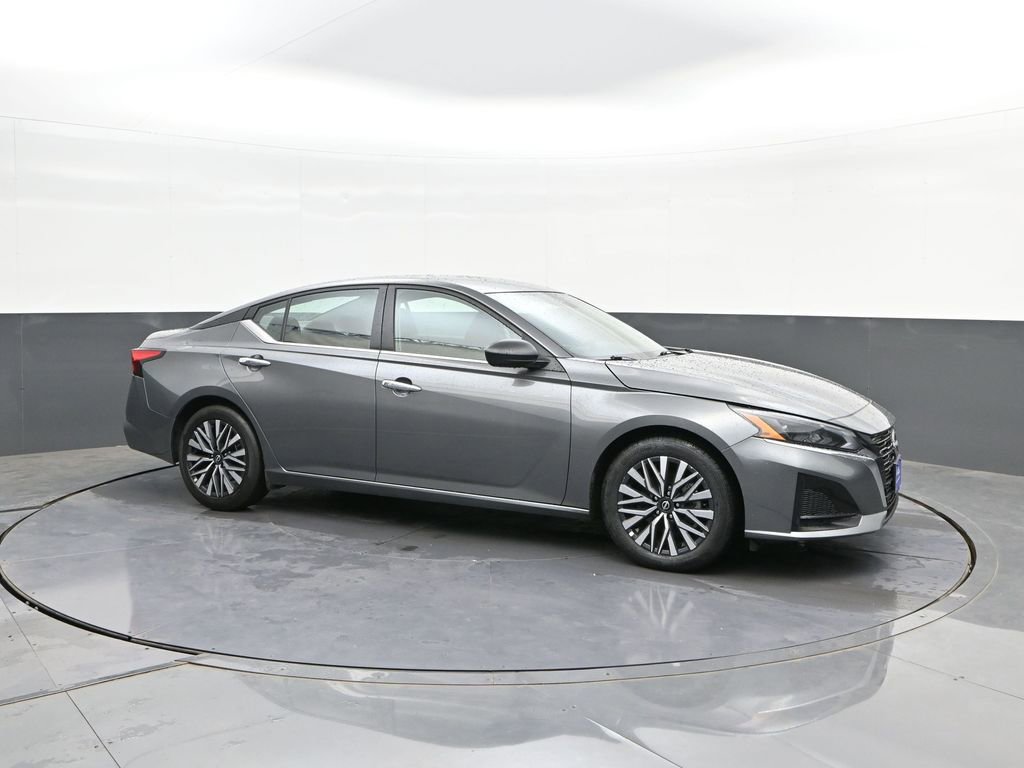 Used 2025 Nissan Altima 2.5 SV FWD image 16