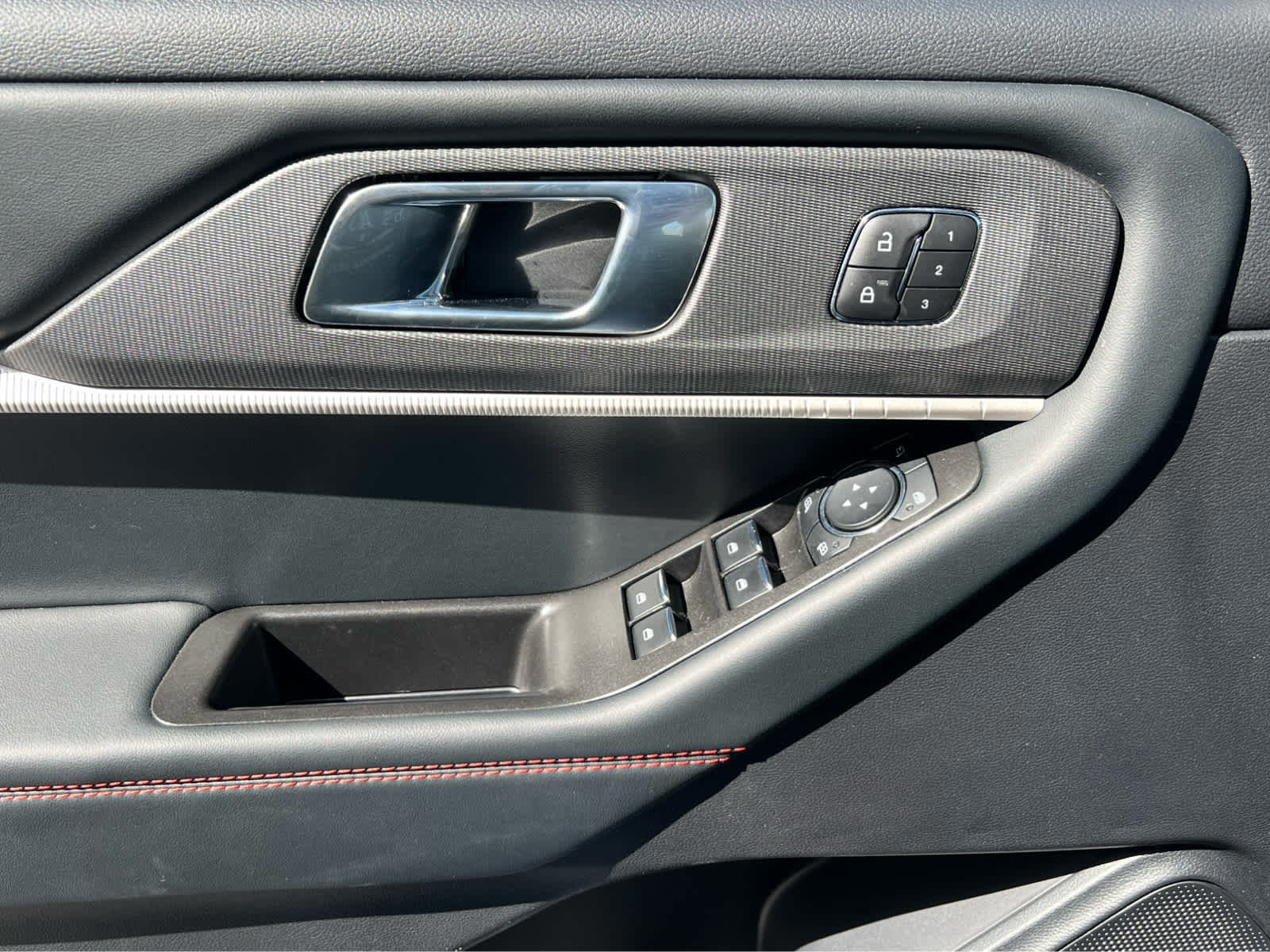 Certified 2025 Ford Explorer ST-Line w/ Premium Package AWD/4WD image 33