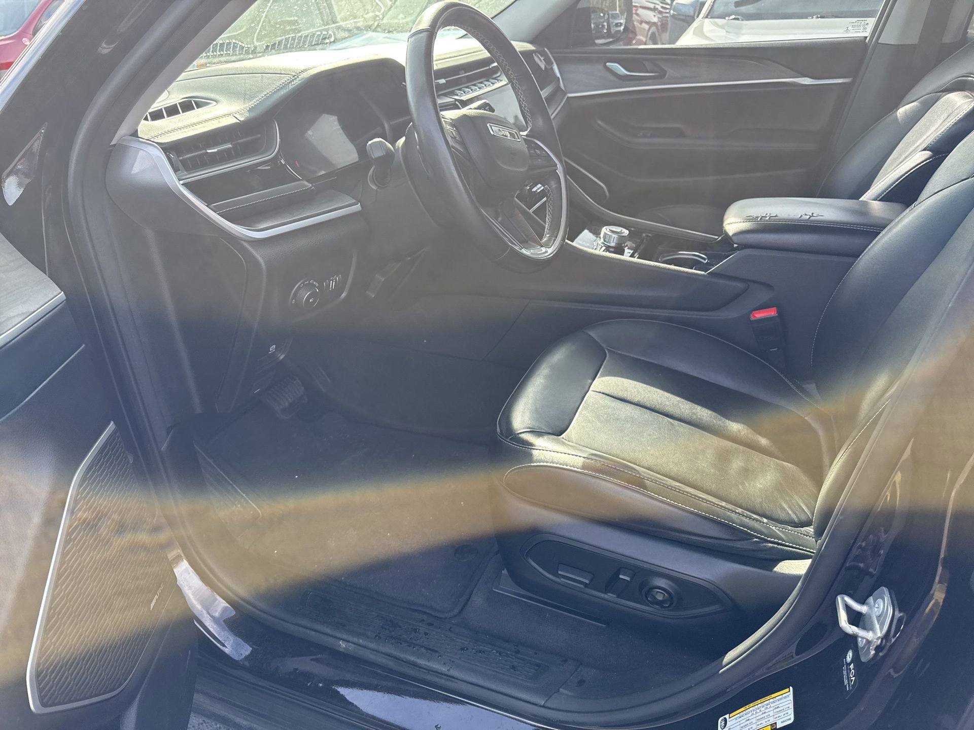 Used 2022 Jeep Grand Cherokee L Limited w/ Black Appearance Package image 15