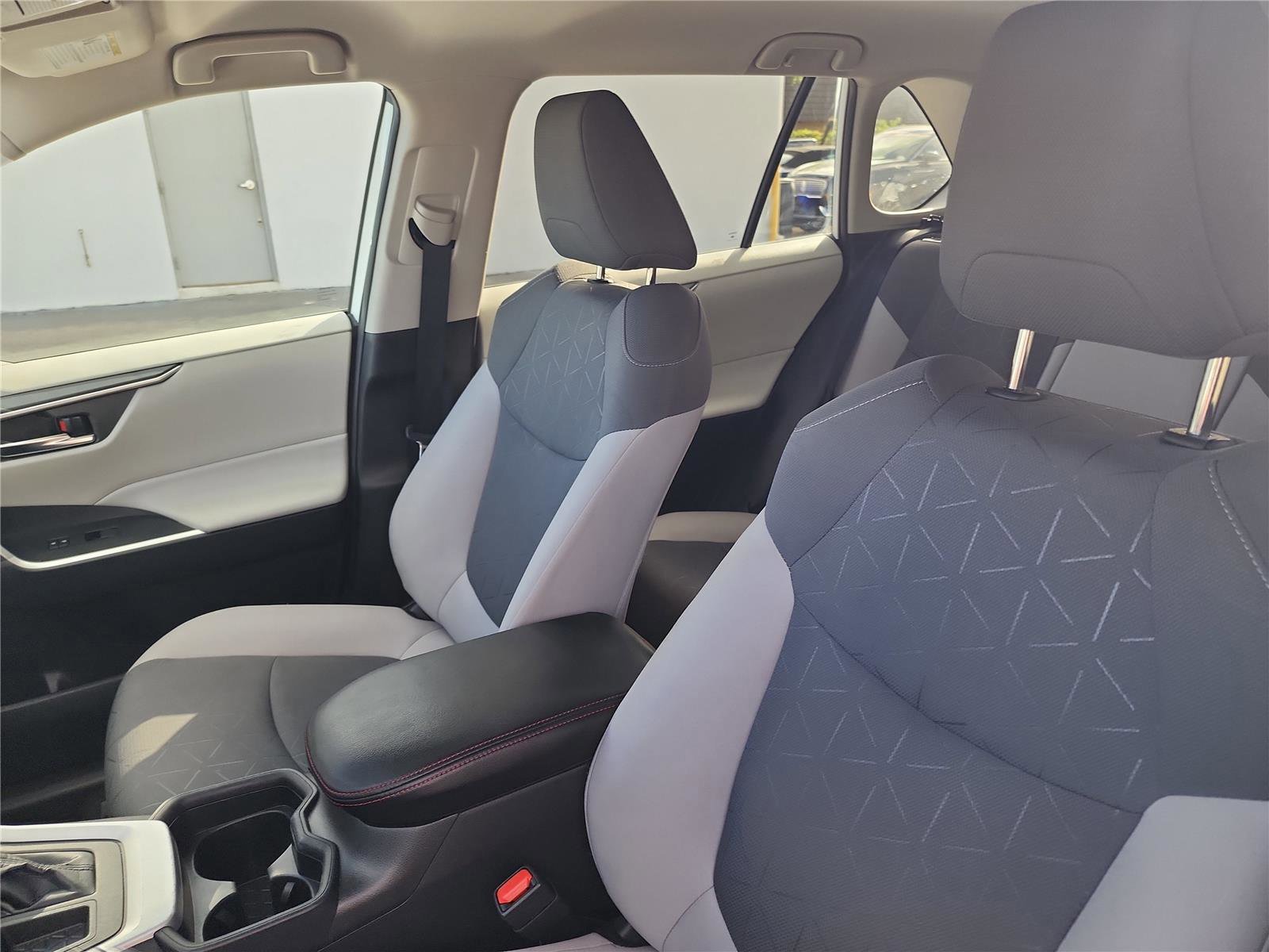 Used 2021 Toyota RAV4 XLE image 18